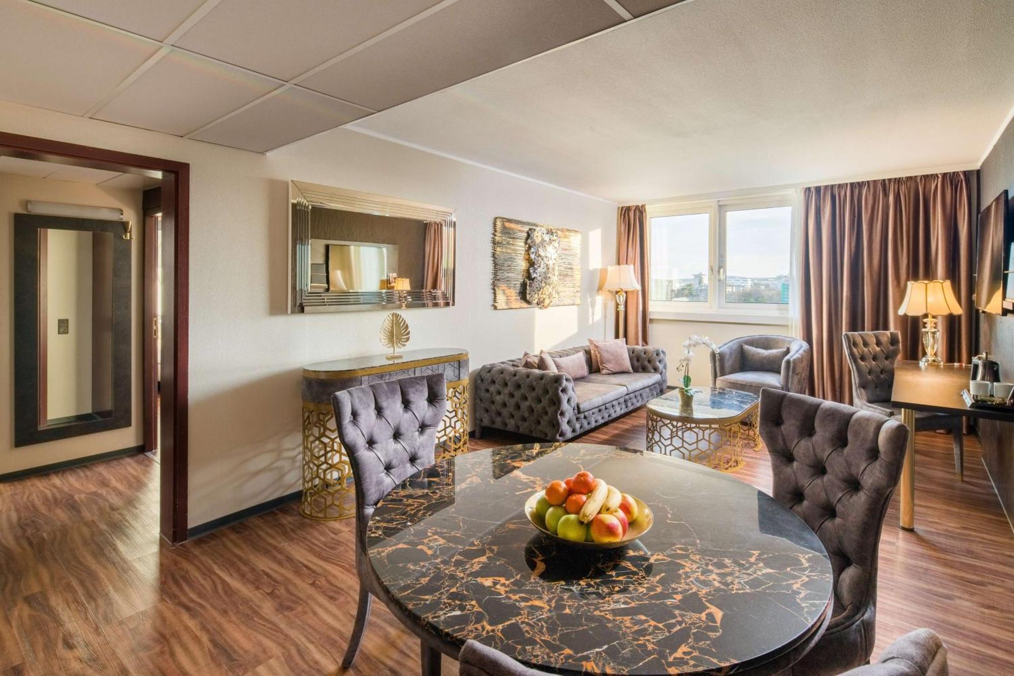 Western Plaza 4*