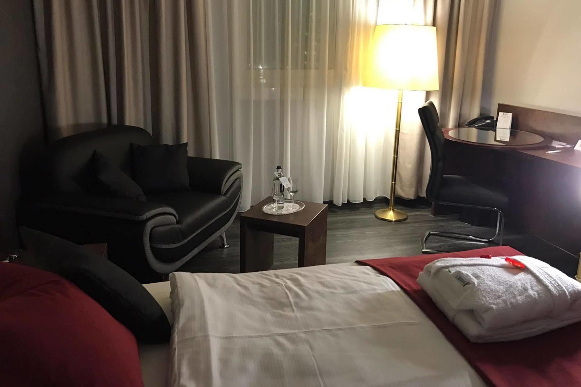 Hotel Western Plaza