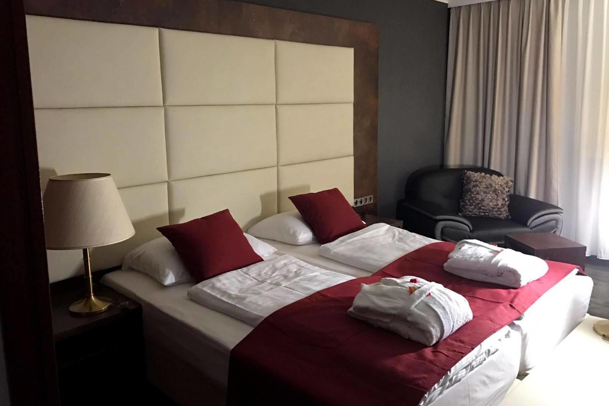 Western Plaza Hotel 4*