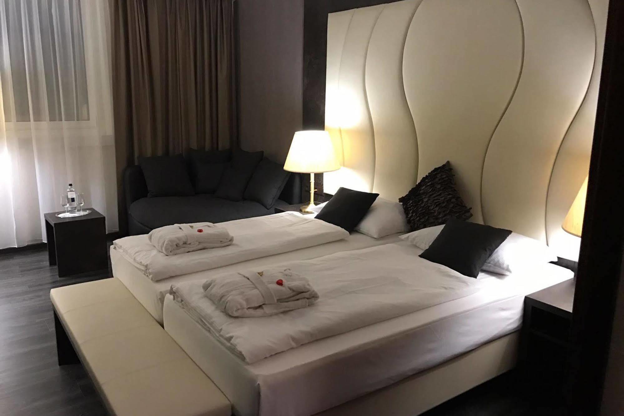 Western Plaza Hotel